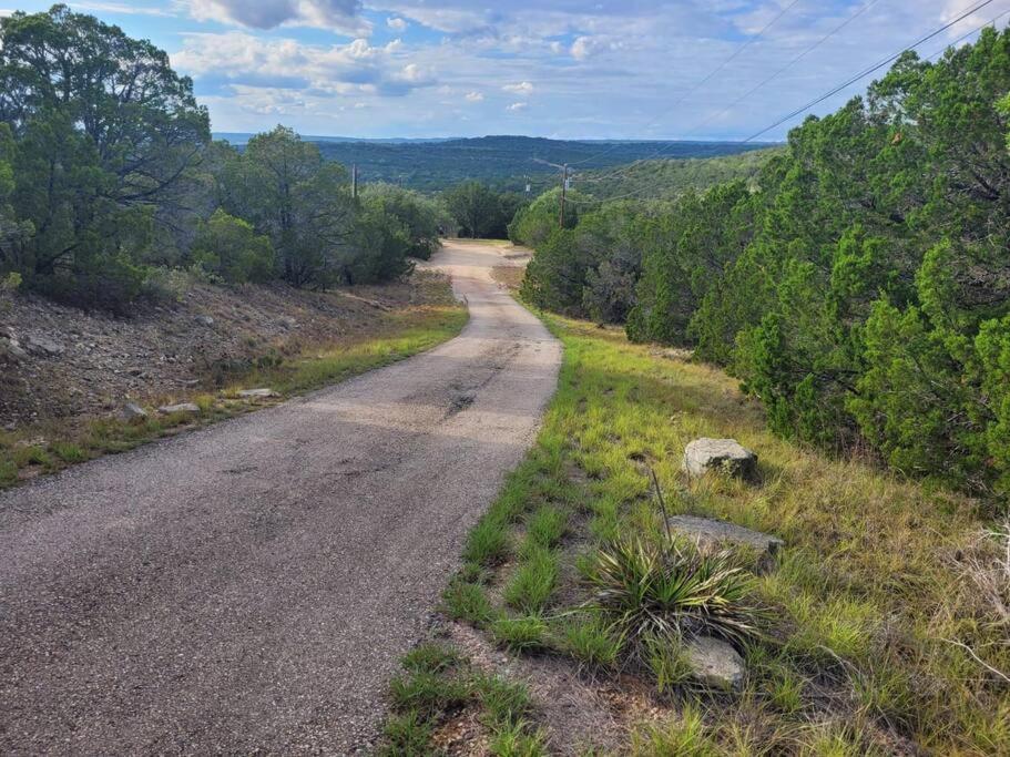 Entire 2Br 2Ba Hilltop View Home Sleeps 7 Pets 4 Acres Jacuzzi Central Ac Kingbeds Free Wifi-Parking Kitchen Washerdryer Starry Terrace Two Sunset Dining Patios Grill Stovetop Oven Fridge Onsitewoodedhiking Wildlife Coveredpatio4Pets & Birds Singing! Marble Falls Bagian luar foto