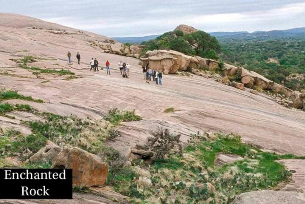 Entire 2Br 2Ba Hilltop View Home Sleeps 7 Pets 4 Acres Jacuzzi Central Ac Kingbeds Free Wifi-Parking Kitchen Washerdryer Starry Terrace Two Sunset Dining Patios Grill Stovetop Oven Fridge Onsitewoodedhiking Wildlife Coveredpatio4Pets & Birds Singing! Marble Falls Bagian luar foto