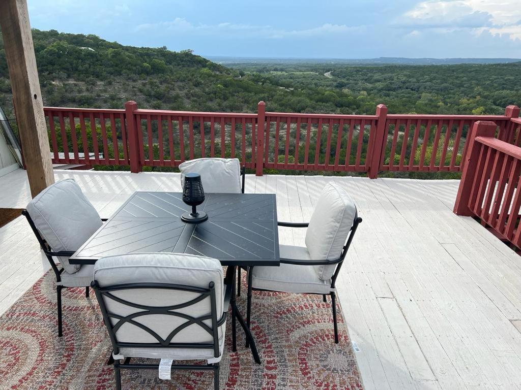 Entire 2Br 2Ba Hilltop View Home Sleeps 7 Pets 4 Acres Jacuzzi Central Ac Kingbeds Free Wifi-Parking Kitchen Washerdryer Starry Terrace Two Sunset Dining Patios Grill Stovetop Oven Fridge Onsitewoodedhiking Wildlife Coveredpatio4Pets & Birds Singing! Marble Falls Bagian luar foto