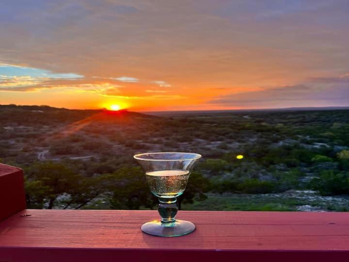 Entire 2Br 2Ba Hilltop View Home Sleeps 7 Pets 4 Acres Jacuzzi Central Ac Kingbeds Free Wifi-Parking Kitchen Washerdryer Starry Terrace Two Sunset Dining Patios Grill Stovetop Oven Fridge Onsitewoodedhiking Wildlife Coveredpatio4Pets & Birds Singing! Marble Falls Bagian luar foto