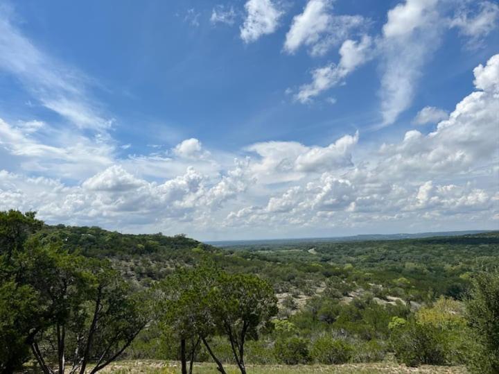 Entire 2Br 2Ba Hilltop View Home Sleeps 7 Pets 4 Acres Jacuzzi Central Ac Kingbeds Free Wifi-Parking Kitchen Washerdryer Starry Terrace Two Sunset Dining Patios Grill Stovetop Oven Fridge Onsitewoodedhiking Wildlife Coveredpatio4Pets & Birds Singing! Marble Falls Bagian luar foto