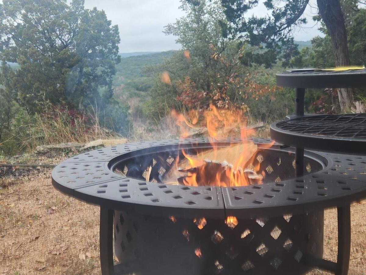 Entire 2Br 2Ba Hilltop View Home Sleeps 7 Pets 4 Acres Jacuzzi Central Ac Kingbeds Free Wifi-Parking Kitchen Washerdryer Starry Terrace Two Sunset Dining Patios Grill Stovetop Oven Fridge Onsitewoodedhiking Wildlife Coveredpatio4Pets & Birds Singing! Marble Falls Bagian luar foto