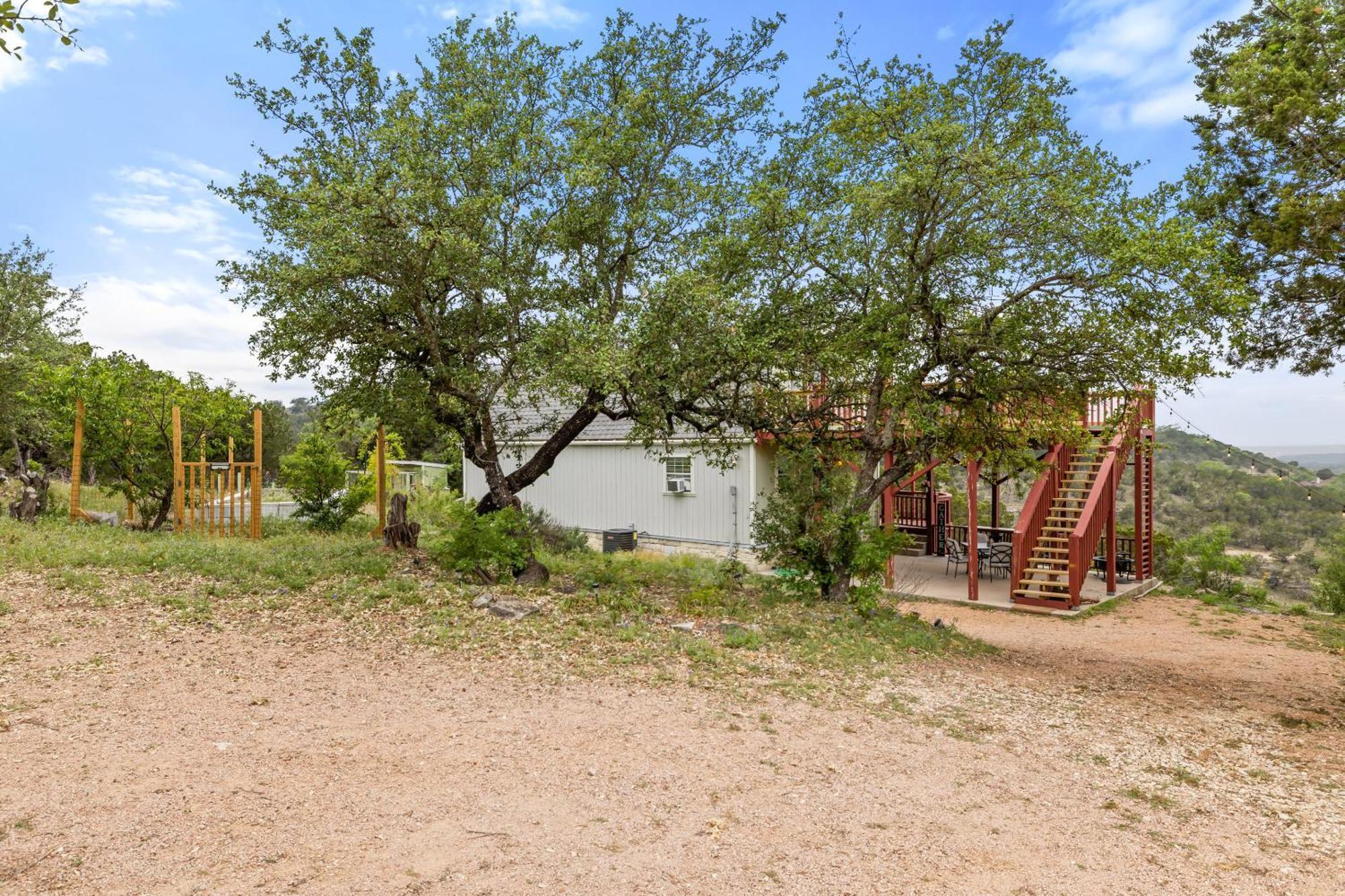 Entire 2Br 2Ba Hilltop View Home Sleeps 7 Pets 4 Acres Jacuzzi Central Ac Kingbeds Free Wifi-Parking Kitchen Washerdryer Starry Terrace Two Sunset Dining Patios Grill Stovetop Oven Fridge Onsitewoodedhiking Wildlife Coveredpatio4Pets & Birds Singing! Marble Falls Bagian luar foto